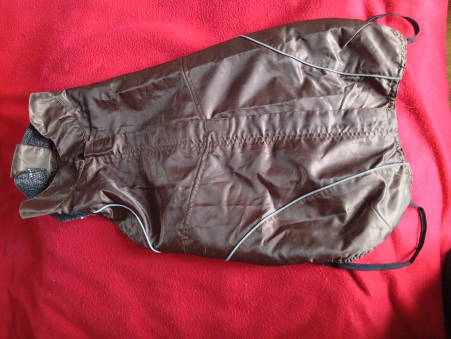 Коричнева куртка для середньої породи