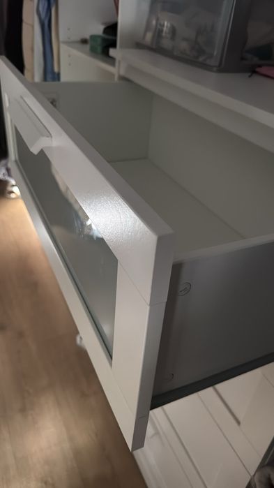 Cómoda com várias gavetas, semi nova,  motivo de viagem