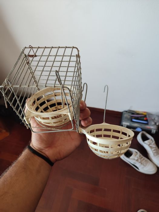 Vendo comedouros e ninhos