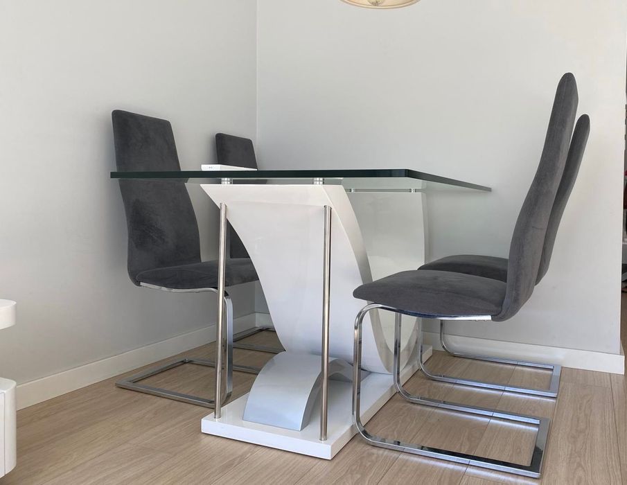 Mesa de sala de estar e 4 cadeiras - ultimo preço
