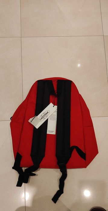 Mochila Eastpak vermelha NOVA