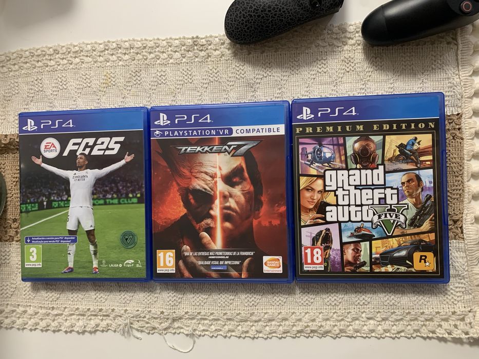 Playstation 4 Excelente estado com 2 consoles e 3 jogos.