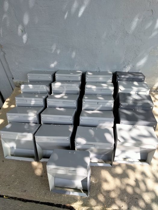 Бункерні годівнички для кролів.