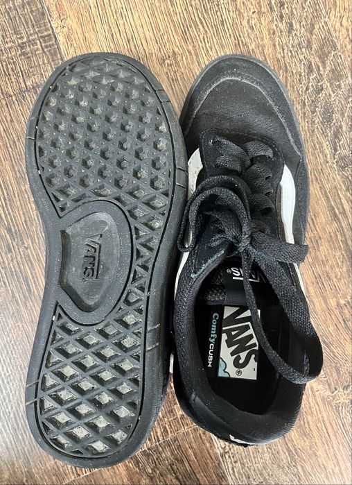 Чорні кросівки Vans із білою смужкою