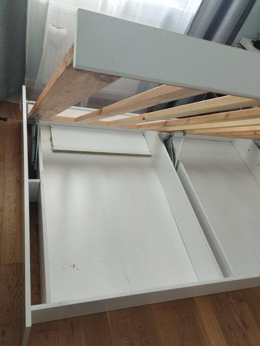 Łóżko z pojemnikiem  140 cm