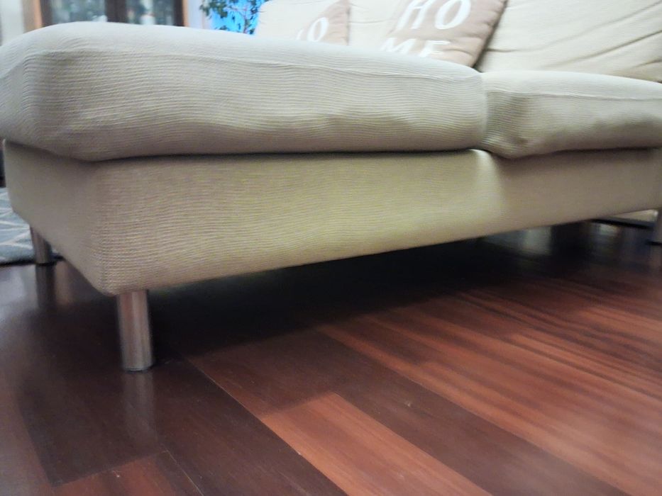Sofá beje com chaise longue
