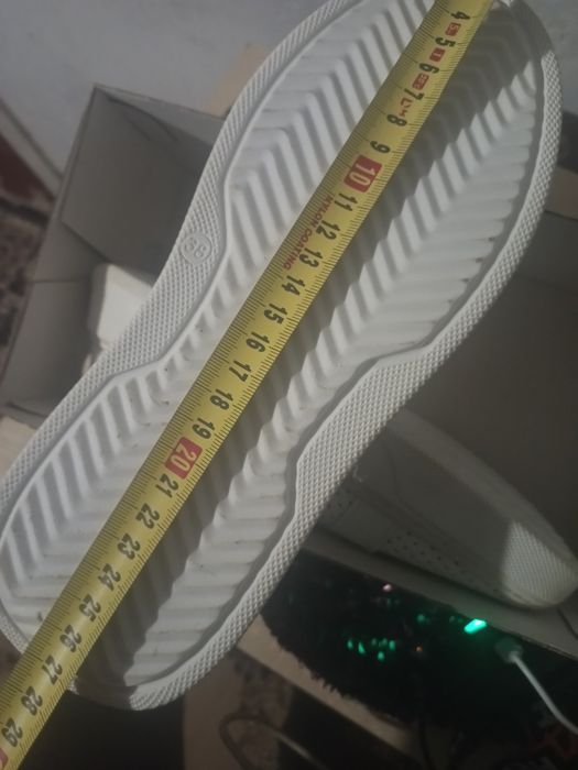 Жіночі кросівки 38