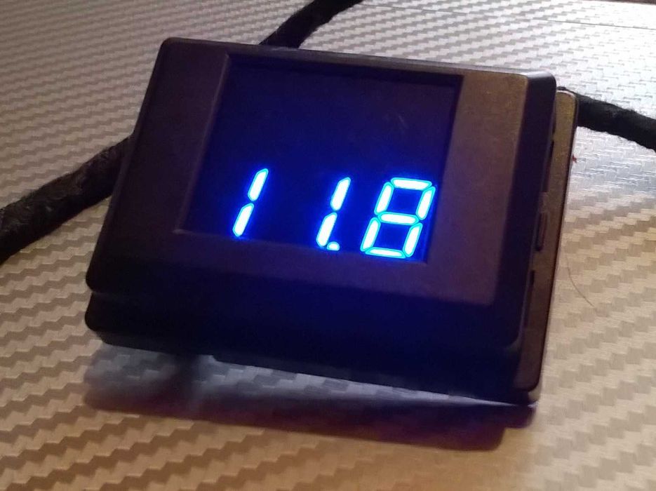 Woltomierz cyfrowy DIETZ do instalacji Car-Audio 12V