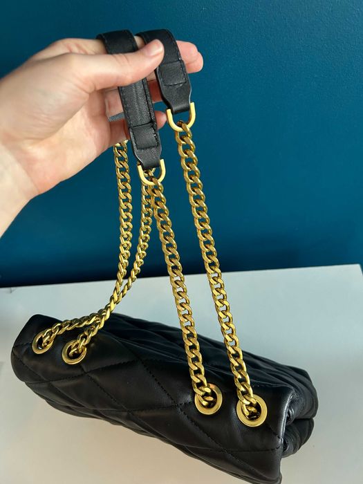 Pikowana torebka na łańcuch. Mango