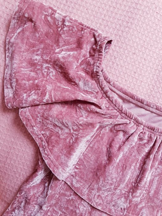 Welurowa różowa sukienka hiszpanka z falbanką na ramiona M