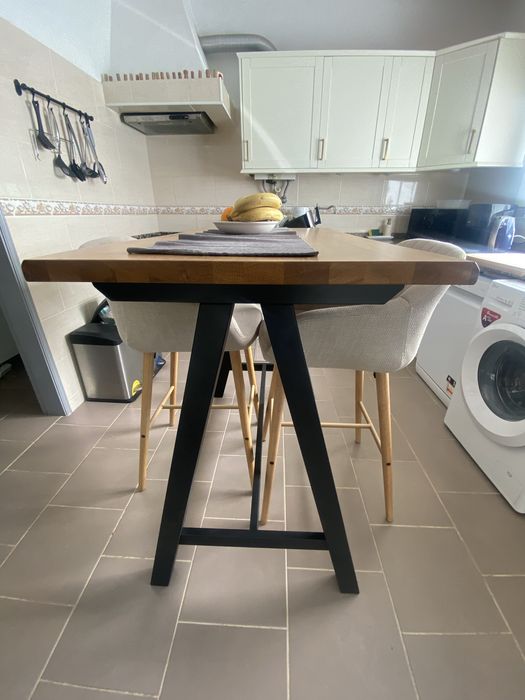 Mesa de cozinha com cadeiras