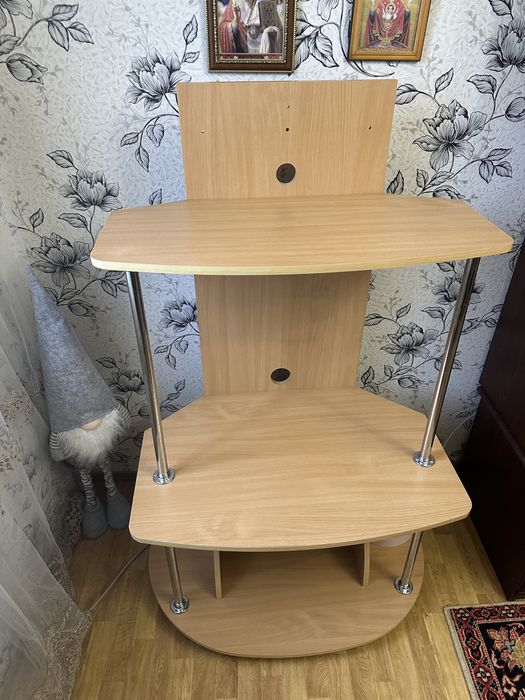 Етажерка під телевізор