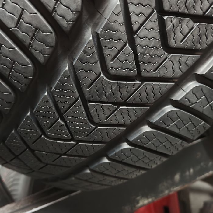245/40/19 Pirelli Winter z 2024 roku