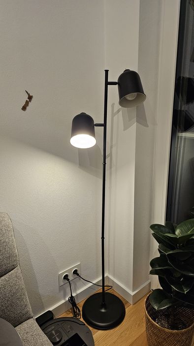 Lampa podłogowa czarna