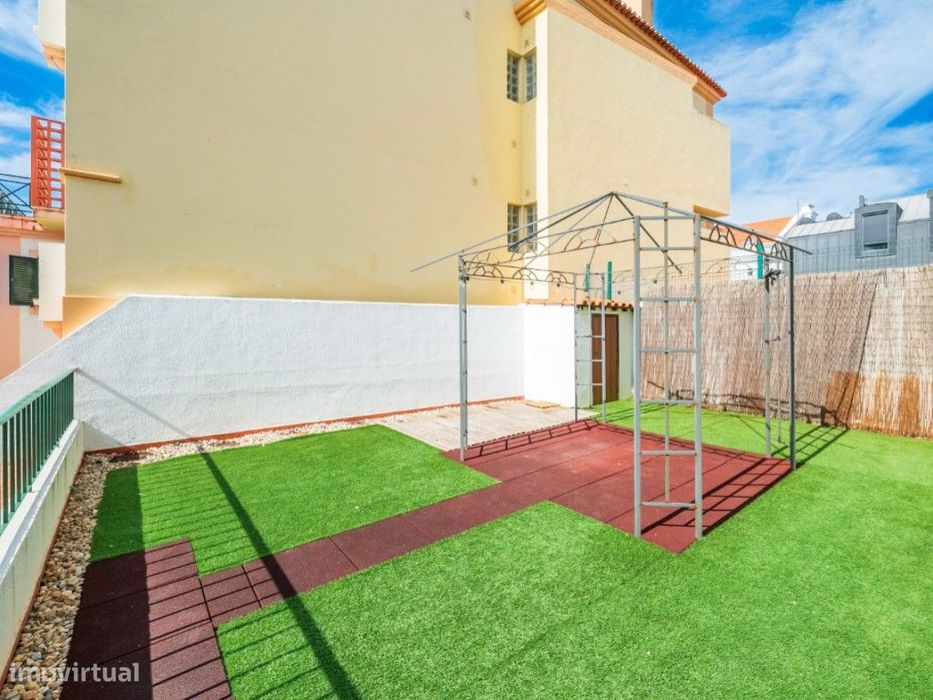T2 com Logradouro e Parqueamento. Um Refúgio no Coração do Estoril