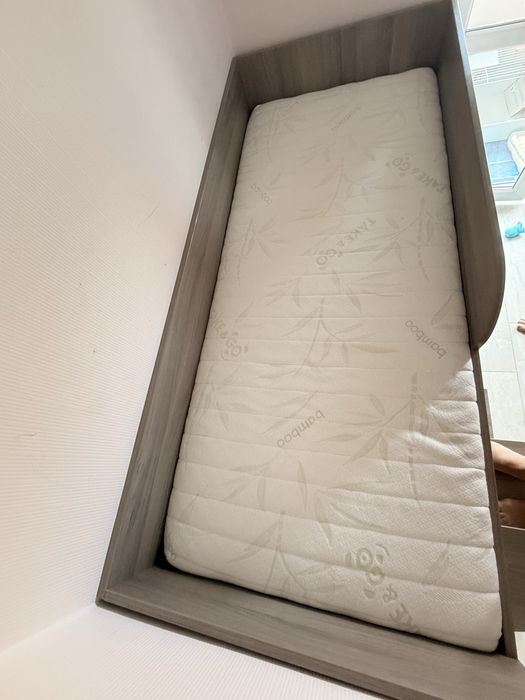 Дитяче ліжко з вбудованими шухлядами й поличками