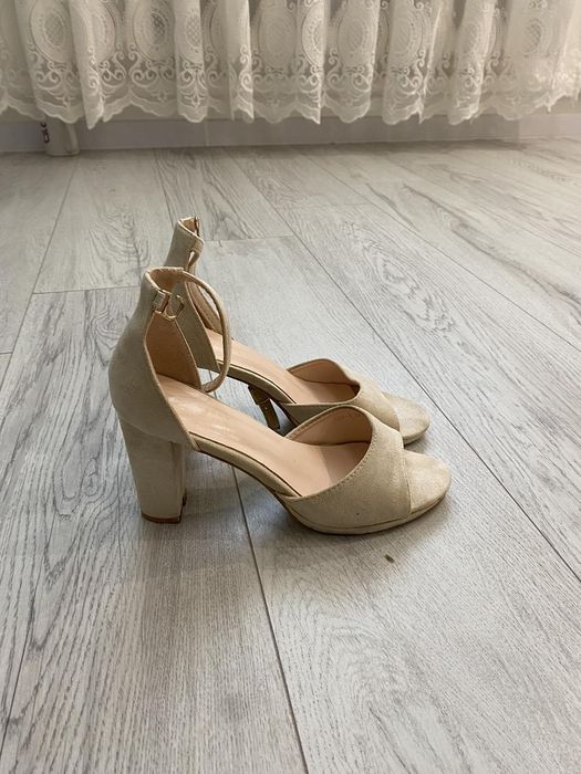 Босоніжки на каблучку розмір 37