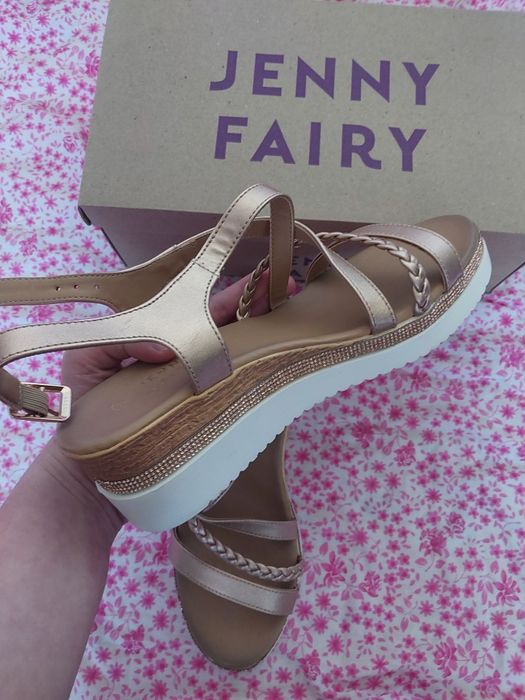 Sandały na koturnie