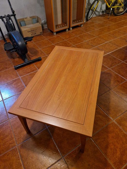 Mobília diversa (secretária, mesa de centro, estantes, mesa de jantar)