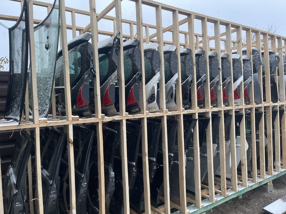 Передні двері Пежо 3008 5008. Задні двері Пежо 3008 5008