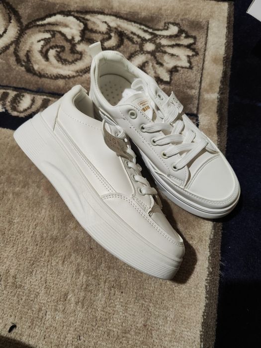 Продам кросівки жіночі 38 р