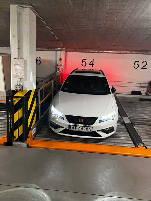Miejsce Parkingowe (platforma górna) Ostrobramska 73C Korona Pragi