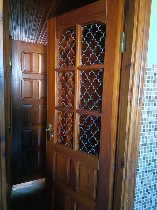 Двері з натуральної  мудрини. З коробкою.