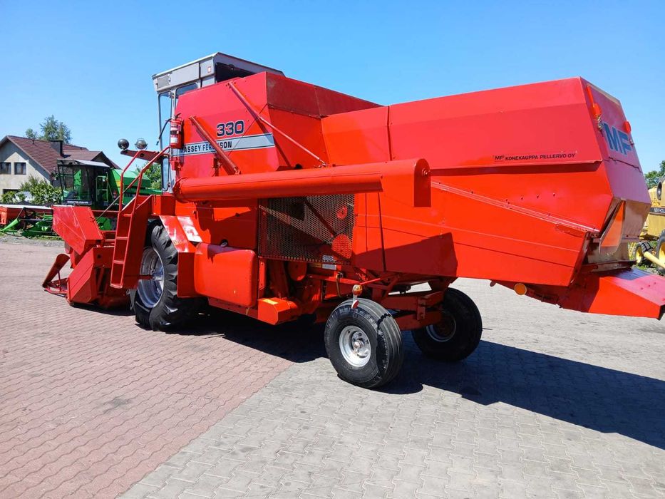 Kombajn zbożowy Massey Ferguson 330