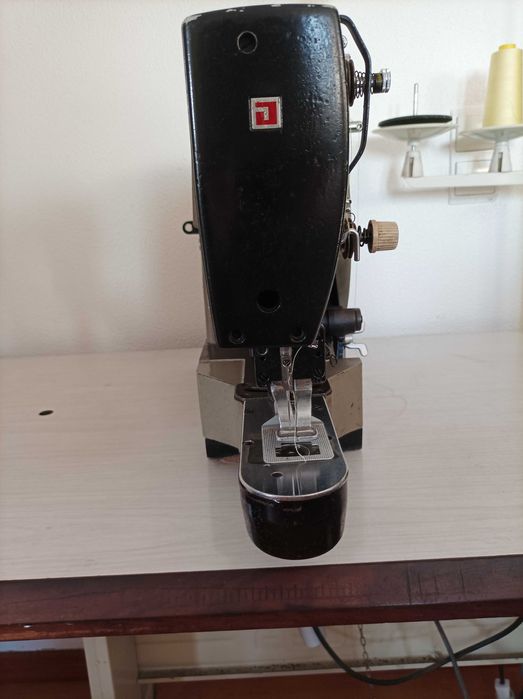 Máquina de costura travet