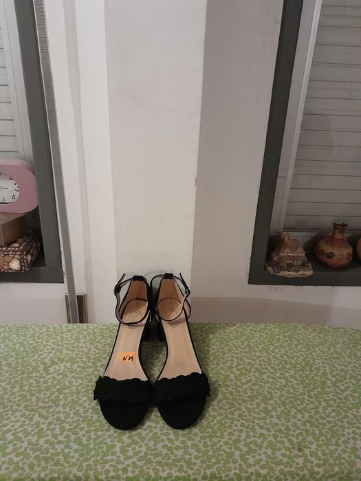 Vendo Sandálias de Senhora muito bonitas novas