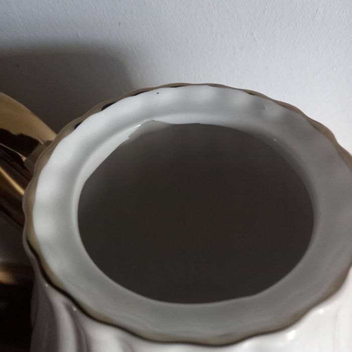 Dzbanek biały ze złotym uchem