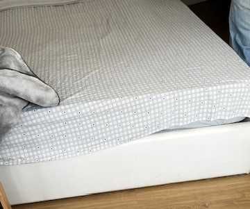 Cama/Sommier, com estrado elevatório/arrumação, em bom estado, desmontada.