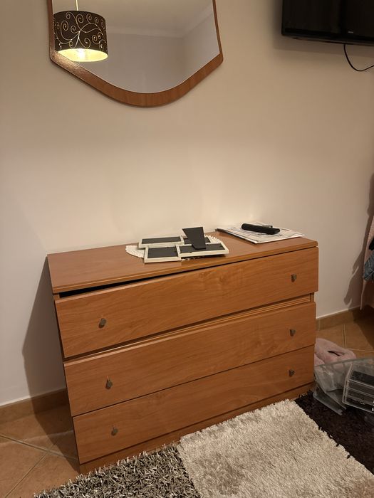 Mobilia completa de quarto (cama, mesas de cabeceira, móvel e espelho)