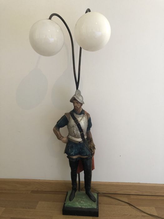 Candeeiro Estátua Guerreiro Huguenote Vintage / Marfinite – Raro (Duplo Globo)