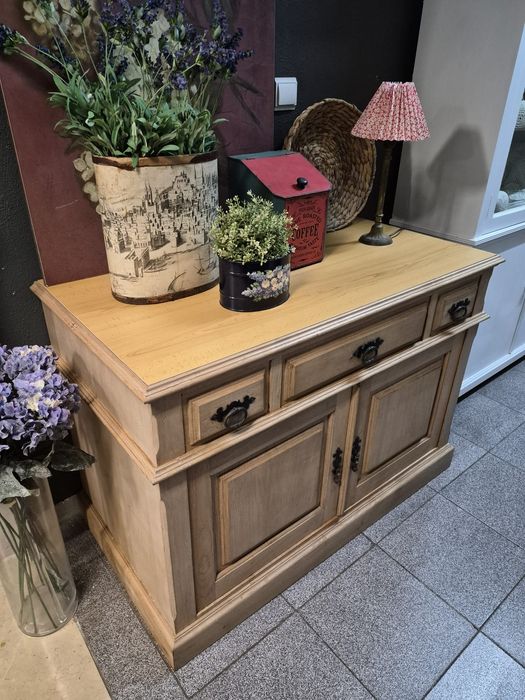 Aparador em madeira natural. Oferecemos a entrega na zona de Lisboa.