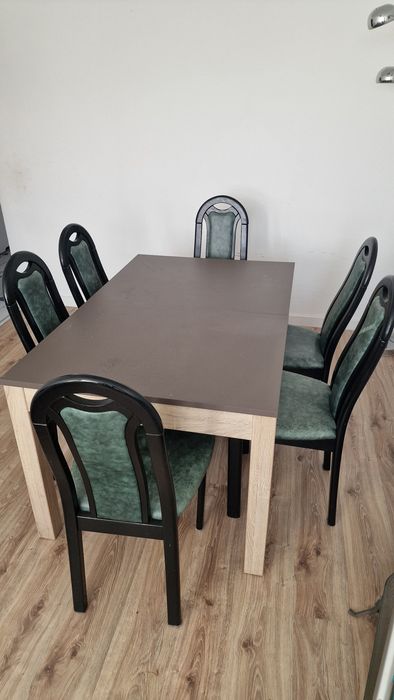 Stół do salonu z 6- cioma krzesłami.