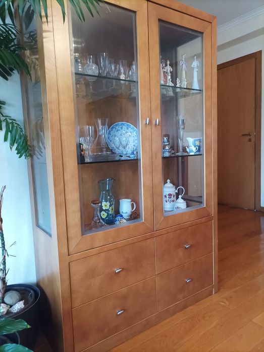 Vitrine de sala com 4 gavetas