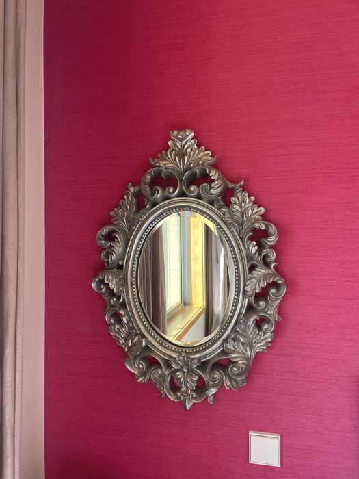 Dois espelhos com talha prateada