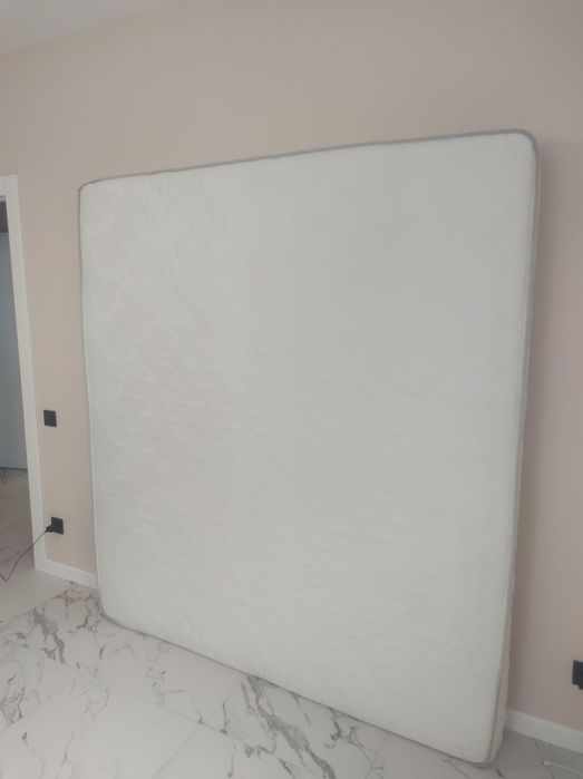 Пропоную вашій увазі Матрац дуже гарний стан.