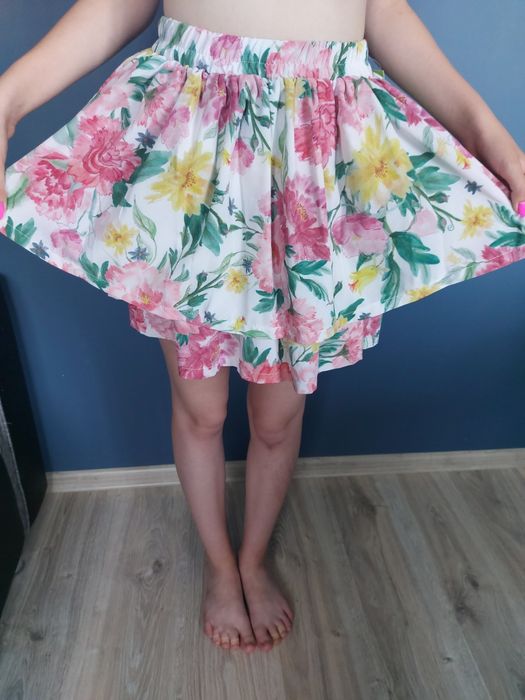 Zwiewna nowa spódnica z metką.