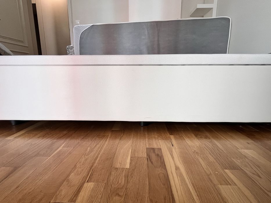 Cama 90x200 branca com grande capacidade de arrumação