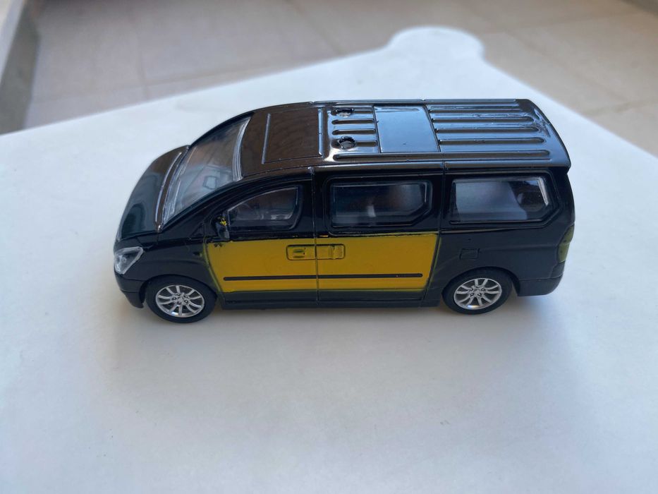 Miniatura de Carro Van em Metal - Preto e Amarelo - 10 cm