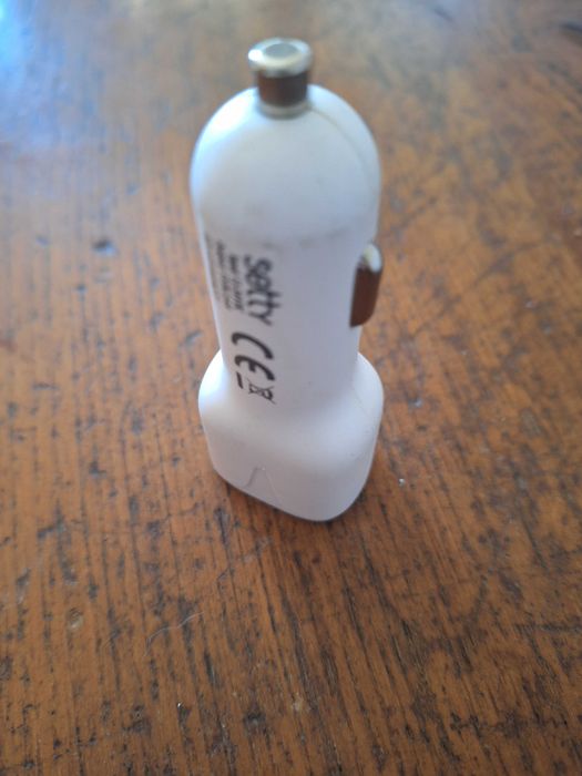 Carregador de isqueiro com porta USB