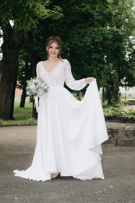 Весільна сукня з відкритою спиною, мереживом, зі шлейфо