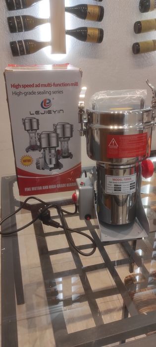 spice mill for grains or coffee. moinho profissional de especiarias.