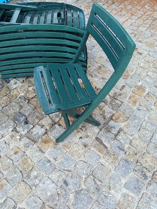 Cadeiras dobráveis e empilháveis em resina