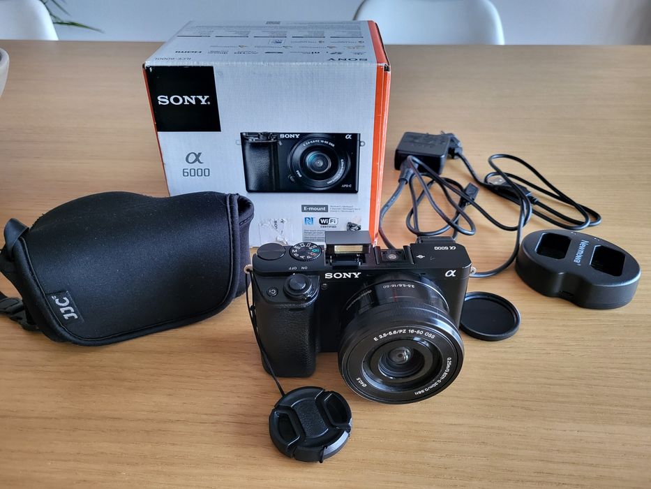 Sony a6000 com kit lens (3.5-5.6/PZ 16-50 OSS) e alguns acessórios