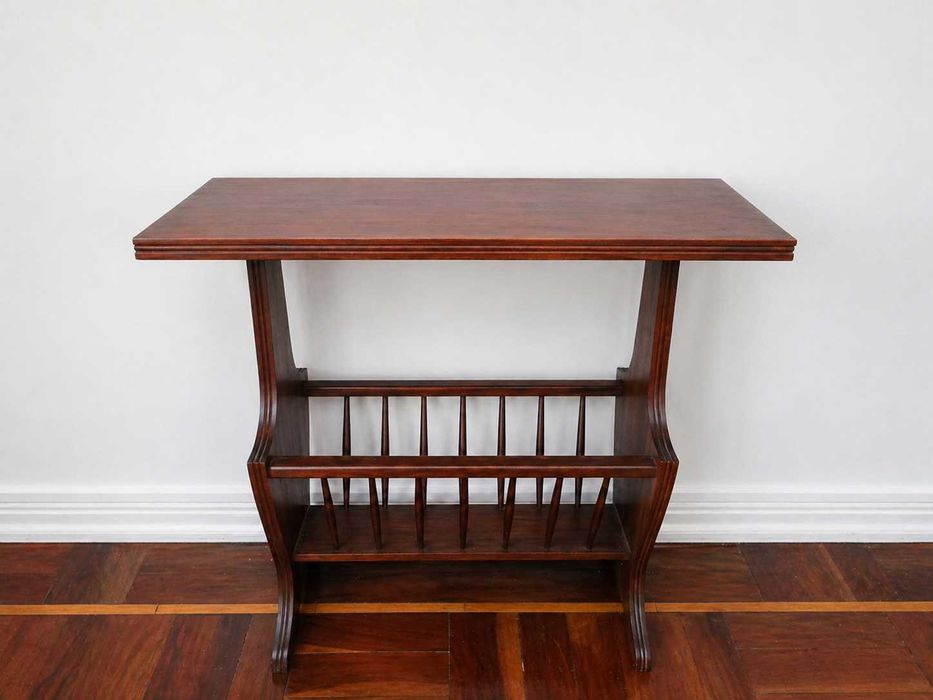 Mesa lateral em madeira com revisteiro – prática e elegante