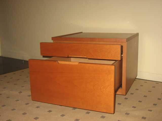 STOCK OFF: Mesa de cabeceira em cerejeira com gaveta marca Molteni