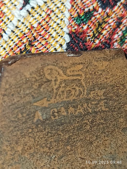 Столярний інструмент із старовинним клеймом.